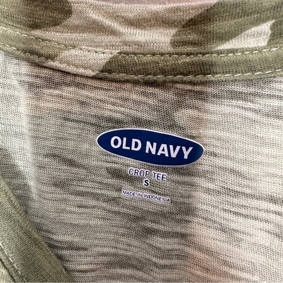 Old navy camo crop tee - Picture 2 of 4